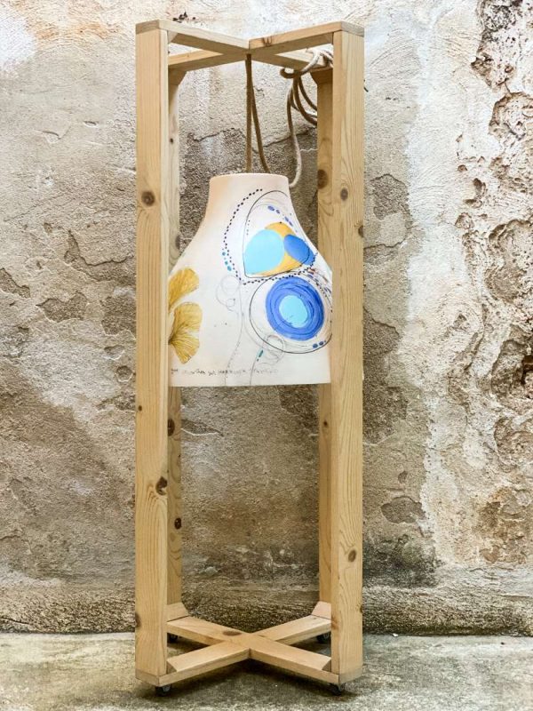Lámpara con estructura de madera pintada a mano